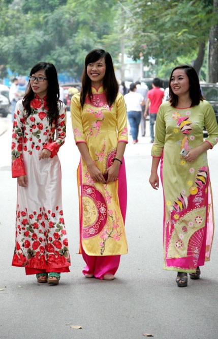 Nữ sinh ĐH Kinh tế Quốc dân thướt tha trong những bộ áo dài truyền thống chào đón ngày hội trường
