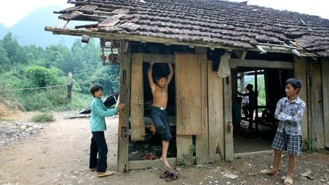 Hơn 20 học sinh từ lớp 6 đến lớp 9 của Trường THCS Thượng Nung trọ học tại ngôi nhà do chính gia đình các em dựng lên cạnh trường. Ngôi nhà đã xuống cấp trầm trọng do xây dựng đã lâu.