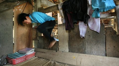 Lý Văn Cường, học sinh lớp 9 người H’ Mông có thâm niên ở nhà trọ đang rất khéo léo khi chui qua chiếc “cửa” vào khoang do mình sở hữu.