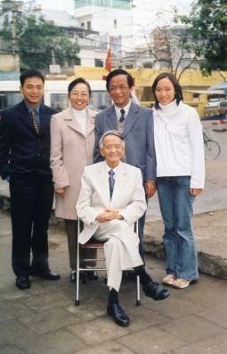 Gia đình GS Nguyễn Lân Dũng và cha ông, cố NGND Nguyễn Lân (Ảnh: Nhân vật cung cấp)