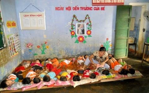 Cô giáo Phạm Thị Thảo đang dỗ dành, vuốt ve để các cháu chìm dần vào giấc ngủ trưa.