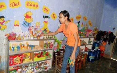 Cô Võ Thị Khuyên bên những đồ chơi mà các cô tranh thủ giờ nghỉ trưa và lúc về nhà làm để các cháu có mà vui chơi. Ảnh Trần Văn.