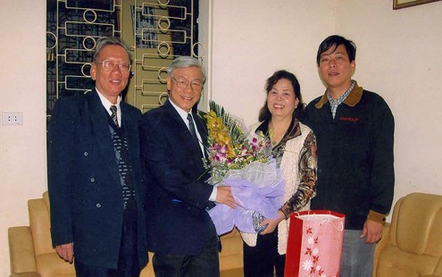Tổng Bí thư Nguyễn Phú Trọng đến thăm cô giáo cũ.