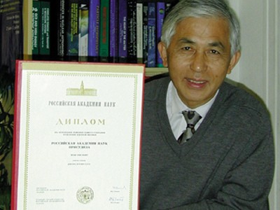 GS Trần Thanh Vân được trao huy chương vật lý của Mỹ ảnh 1