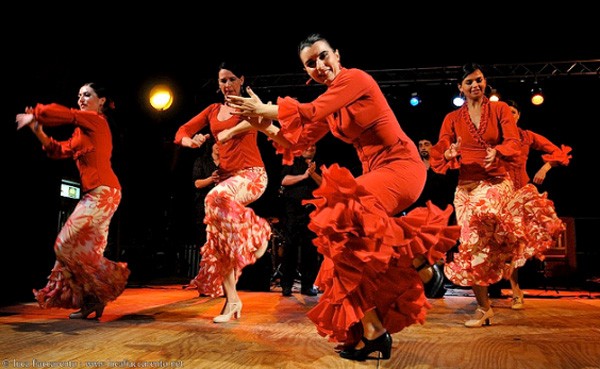 3. Học nhảy Flamenco (Seville, Tây Ban Nha): Điệu nhảy Flamenco sôi động là một trong những nét văn hóa truyền thống của người Tây Ban Nha. Chỉ cần lưu lại đây ít ngày, bạn sẽ học được những bước đi Flamenco cơ bản. Một khóa học thường kéo dài một tuần, mỗi buổi học trong vòng 2 giờ đồng hồ.