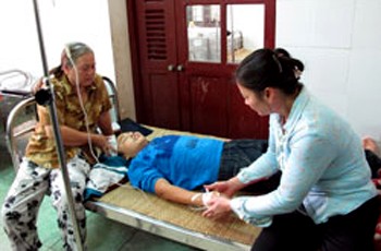 Em Nguyễn Hữu Huy đang được chữa trị vết thương tại Bệnh viện Đa khoa tỉnh Bắc Giang. Ảnh: Báo Bắc Giang.