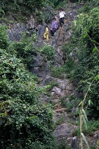 Để đến lớp mẫu giáo ở điểm trường Lũng Cà, Lý Thị Sinh cùng 13 học sinh tiểu học hàng ngày phải vượt qua những vách núi dựng đứng thế này.