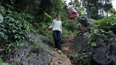 Để đi nhanh hơn, Lý Thị Hoa, học sinh lớp 4 Trường Lũng Cà thường dùng cách nhày từ mỏm đá này sang mỏm đá khác rất nguy hiểm.