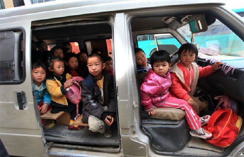 28 đứa trẻ bị nhét vào một chiếc xe có 8 chỗ ngồi ở thị trấn Liushan, tỉnh Quảng Tây ngày 17/11.