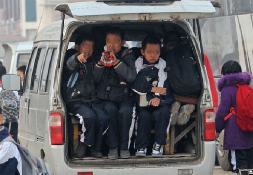 Có tổng cộng 20 đứa trẻ được nhét vào chiếc xe tải 7 chỗ ngồi, khi chúng được đưa từ trường về ở Thiên Tân ngày 21/11.