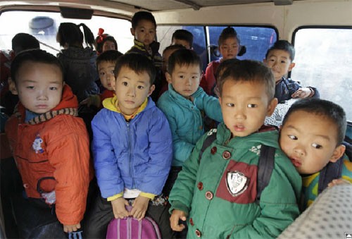 Chiếc xe bus 9 chỗ ngồi nhét 23 học sinh và 2 người lớn ở thành phố Vũ Hán, tỉnh Hồ Bắc ngày 21/11.
