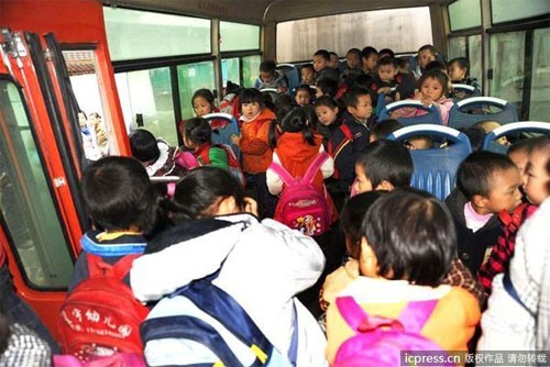 Ngày 22/11, cảnh sát giao thông phát hiện có 64 đứa trẻ được nhét trên chiếc xe bus chỉ có 19 chỗ ngồi ở Tứ Xuyên.