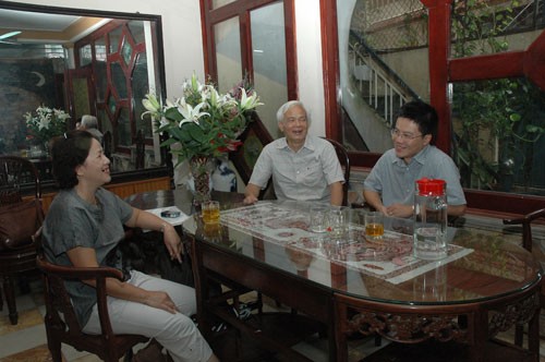 Ngô Bảo Châu và bố mẹ tại nhà riêng