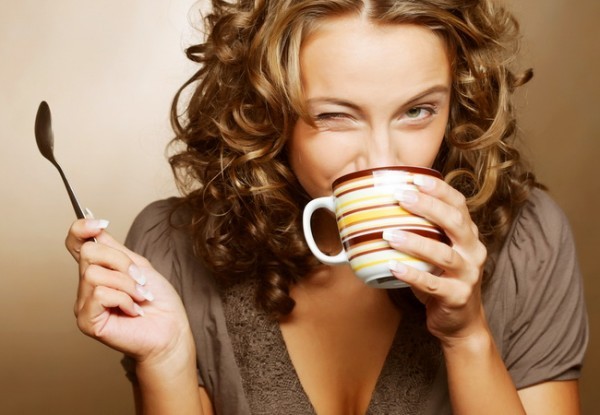 9. Caffeine: Caffeine là hiện nay không chỉ có trong cà phê, mà còn có trong các đồ uống năng lượng (khoảng 80 mg mỗi hộp). Vì đồ uống có chứa caffeine có một yếu tố gây nghiện, vì vậy bạn có thể gặp khó khăn khi muốn chuyển sang lựa chọn khác cho sức khỏe. Hạn chế uống cà phê, chỉ một hoặc hai ly vào buổi sáng để cơ thể vẫn nhận được đầy đủ canxi. Nhưng theo nghiên cứu, bạn cũng có thể uống trà thay cho cà phê vì nó không gây hại như cà phê. Các nhà nghiên cứu nghĩ rằng hợp chất thực vật có trong trà có thể bảo vệ xương. Thêm sữa vào cà phê của bạn cũng có thể làm giảm những tác động hủy hoại lòng xương.
