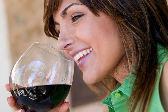 6. Uống nhiều rượu: Nghiên cứu cho thấy rằng uống rượu quá mức có thể ảnh hưởng đến sức khỏe của xương và tăng nguy cơ loãng xương sau này trong cuộc sống. Khi bạn uống quá nhiều rượu mỗi ngày, sẽ gây trở ngại cho tuyến tụy và sự hấp thụ canxi và vitamin D, cả hai đều là những dưỡng chất cần thiết cho xương của bạn. Ngoài ra, uống rượu nặng ảnh hưởng đến chức năng của nguyên bào cấu thành xương.