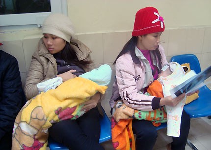 Bệnh nhi tăng đột biến vì trời lạnh. Những em bé được ủ kỹ trong chăn như cái kén.