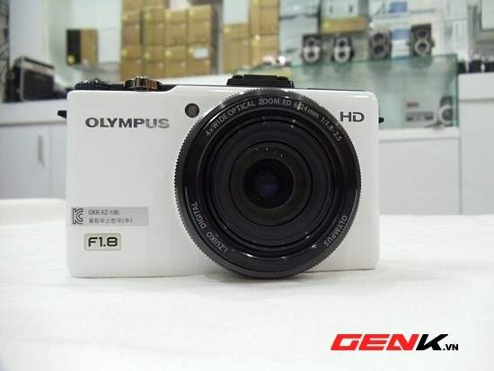 Olympus XZ-1 là máy ảnh compact có độ mở ống kính lớn nhất hiện nay, rất thích hợp cho những bức ảnh chụp buổi tối.