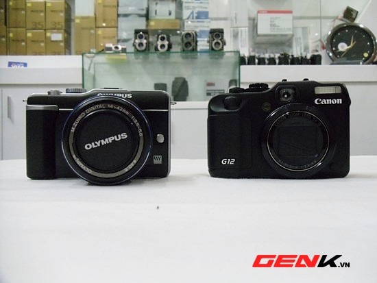 Kích thước và trọng lượng tương đương nhau, giá thành cũng tương đương nhau nhưng chiếc máy ảnh không gương lật Olympus E-PL1 (phải) có hình thức đẹp và chất lượng ảnh hơn hẳn Canon G12 (trái).
