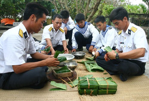 Các chiến sĩ ở đảo gói bánh chưng bằng lá cây Bàng vuông, một loại cây luôn gắn liền với đời sống của các chiến sĩ ngoài hải đảo.