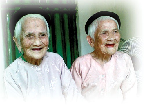 Cụ Vi Thị Các và Vi Thị Đắc sinh năm 1911 được đề xuất kỷ lục thế giới cho cặp song sinh cao tuổi nhất Việt Nam. 