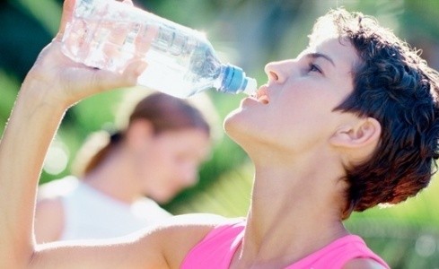 Nước: Nước có tác dụng phòng ngừa các cơn đau cơ và đau khớp. Thật vậy, khi chúng ta vận động quá mức, chúng ta thường cảm thấy đau nhức. Đó là do axit lactic tích tụ trong các cơ gây ra các cơn đau. Để có thể phòng tránh các cơn đau, hãy uống thật nhiều nước trong vòng 24 tiếng sau khi vận động. Điều này sẽ giúp hạn chế sự tiết axit lactic trong cơ thể.