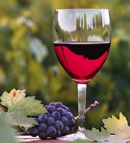 Rượu vang Uống rượu vang đỏ có lợi cho tim. Các thành phần của thức uống này có resveratrol từ nho có tác dụng ngăn cản sự tắc nghẽn của các tĩnh mạch trong tim.