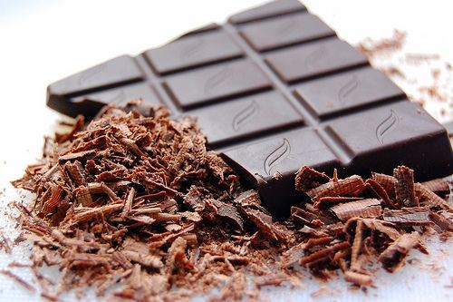 Socola Món ăn hấp dẫn có nguồn gốc từ hạt cacao này chứa nhiều hợp chất flavanol giúp cải thiện tính linh hoạt của máu. Đặc biệt, Sô cô la đen được cho là có hàm lượng flavanol cao hơn nên cũng tốt cho tim hơn so với Sô cô la trắng.