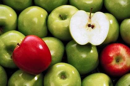 Táo Trong trái táo có các chất pectin, chất sợi hòa hợp với các chất dinh dưỡng Phyton trong táo, đã giúp ngăn ngừa những nguy cơ của các bệnh tim mạch. Táo giúp làm giảm chất cholesterol xấu, một trong những nguyên nhân của bệnh tim mạch. Trong táo cũng có những chất làm giảm sưng.
