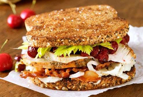 Sandwich Thổ Nhĩ Kỳ: Sandwich Thổ Nhĩ Kỳ (hay còn gọi là Doner Kebab) là một loại thực phẩm rất giàu protein nạc giúp tăng cường sự rắn chắc cho cơ bắp cũng như giúp bổ sung năng lượng cho cơ thể bạn để chống lại bệnh tật. Bạn có thể cho thêm sốt cranberry để tăng hương vị món ăn.