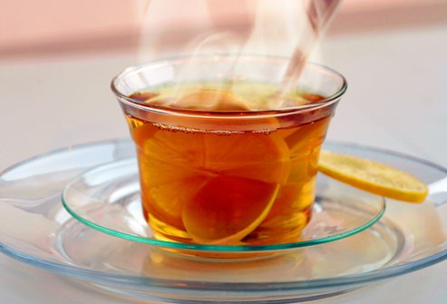 Trà nóng: Trà xanh, trà ô long và trà đen rất giàu chất chống ôxy hóa giúp chống lại bệnh tật. Xông mũi bằng nước trà xanh nóng có thể giúp làm giảm triệu chứng ngạt mũi do cảm cúm. Hay thêm một thìa mật ong và chanh vào trà nóng có thể giúp giảm viêm họng. Nếu bạn nhạy cảm với caffeine, bạn có thể lựa chọn trà thảo mộc hoặc trà không độ.