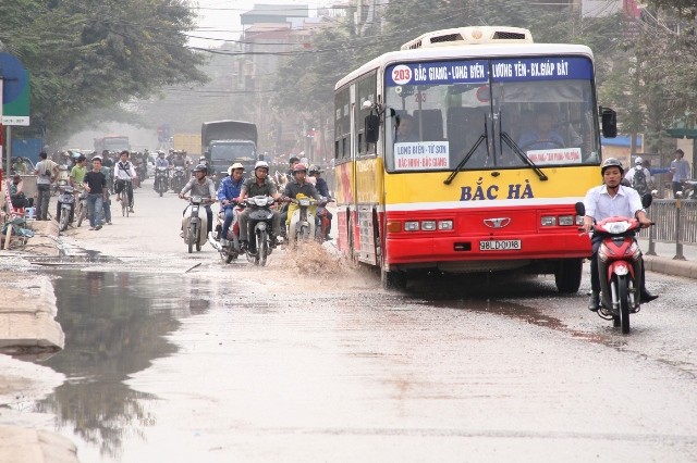 Trời không mưa cũng xuất hiện những vũng nước trên đường Minh Khai