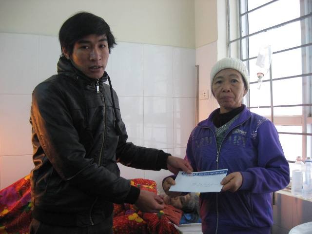 PV Hải Sơn - đại diện cho báo GDVN trao quà cho bà Phương và gia đình
