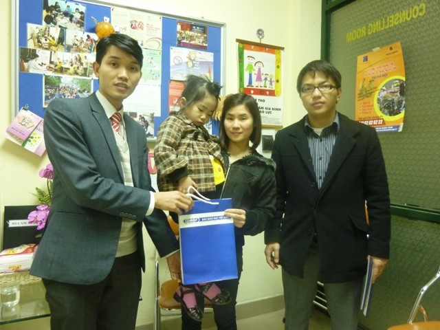 Ông Phan Hồng Sơn, Trưởng phòng hành chính (bên phải) và ông Bùi Khương (trái), đại diện Báo GDVN thăm hỏi, tặng quà cho mẹ con chị Lý với số tiền mặt là 1 triệu đồng.