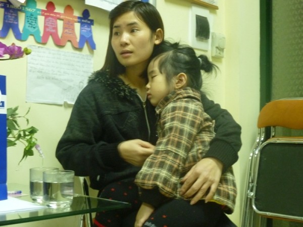 Mặc dù bé Ly đã đỡ hơn, bệnh viện đã cho tại ngoại nhưng vẫn còn ho nhiều hàng ngày phải vào viện tiêm, lấy thuốc và mệt ngủ thiếp đi trong vòng tay của người mẹ