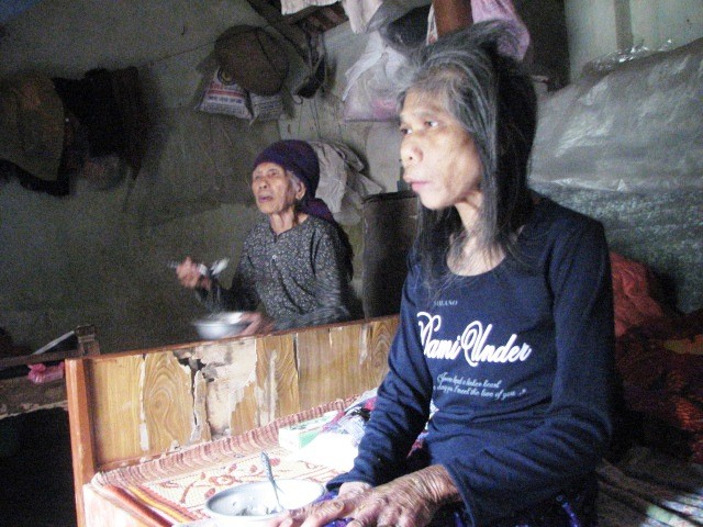 Cụ Huê (95 tuổi) tâm sự với PV báo GDVN: "Con nó (tức bà nói bà Phương - PV) mẹ con có no, có đói còn chăm được nhau"