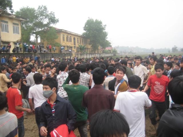 Nhân dân trong vùng kéo nhau về lễ hội đả cầu cướp phết Bàn Giản ngày 7/1 Ân lịch(ảnh Hải Sơn)