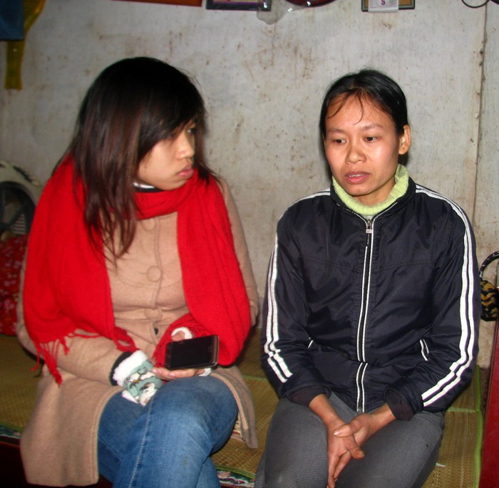 Chị Thoa (ngồi bên trái)
