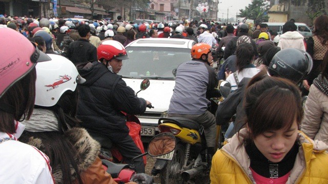 Cả một đoạn đường gần 3 km từ cổng vào lễ hội đến hết thị trấn Lim (hướng về Hà Nội) đều bị kẹt cứng