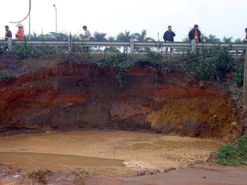 40.000 hộ dân Hà Nội mất nước vì vỡ đường ống