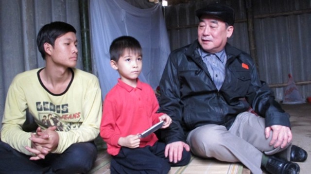 Đại biểu Quốc hội thăm hỏi, động viên con ông Vươn và ông Quý trong căn nhà tạm - Ảnh: THÂN HOÀNG