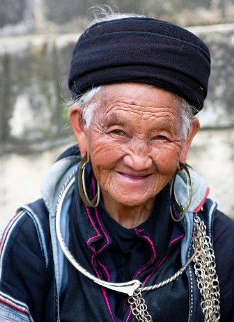 Nụ cười của một cụ già người dân tộc.
