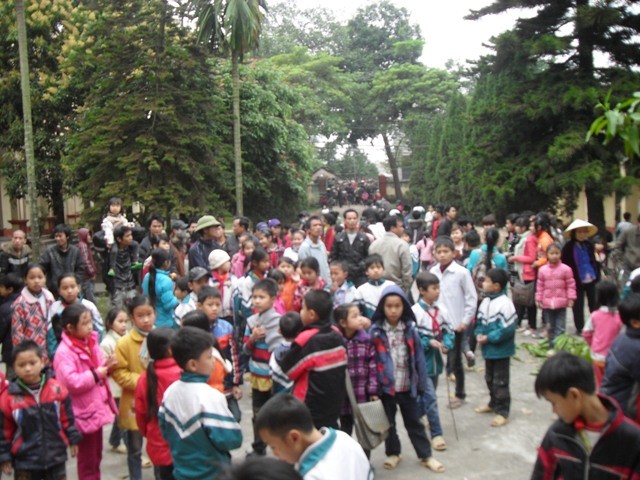 Hàng trăm người dân trong thôn Phú Mỹ kéo đến UBND xã Tự Lập phản đối việc ký giấy mời những thanh niên trong làng lên xã rồi đưa thẳng lên CA huyện Mê Linh làm việc