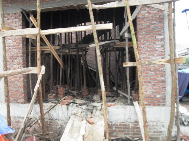 Ngôi nhà đang xây của Chủ tịch xã Tự Lập Dương Văn Nhạn cũng bị phá dỡ và đốt
