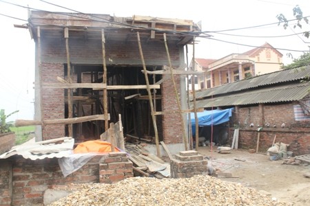Ngôi nhà đang xây của Chủ tịch xã Tự Lập Dương Văn Nhạn bị đốt giàn dáo (Ảnh V.B)