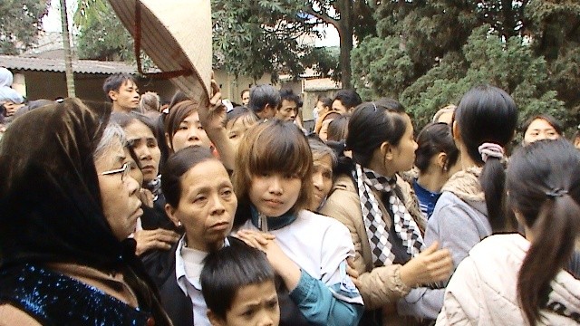 Nhiều người dân kéo đến trụ sở UBND xã Tự Lập phản đối việc bắt giữ người của CA xã và CA huyện Mê Linh (ảnh chụp ngày 13/3/2012)