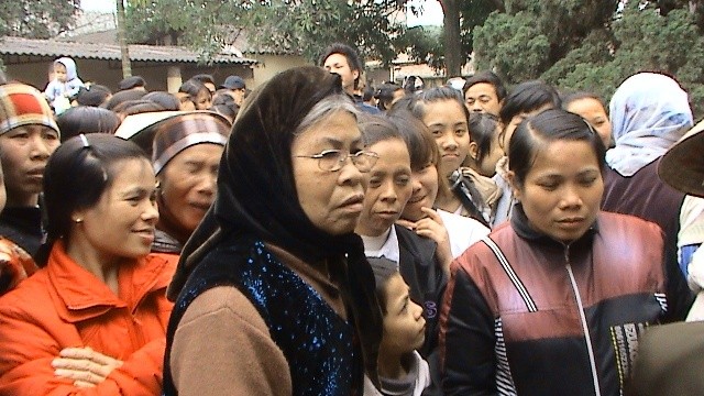 Nhiều người dân thôn Phú Mỹ kéo ra UBND xã Tự Lập phản đối lệnh CA huyện Mê Linh bắt người