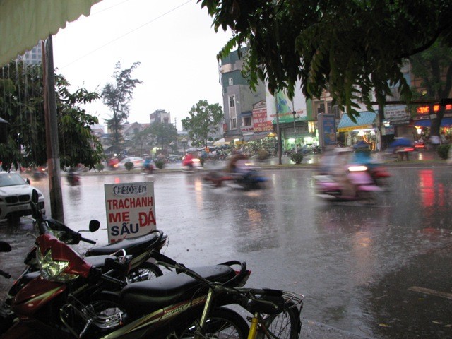 Trận mưa buổi chiều 5/5 đã xóa tan đợt nắng nóng kỷ lục trên 40 độ C ở Hà Nội.