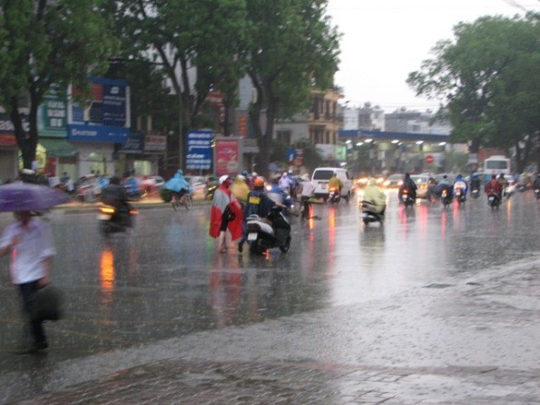 Trời mưa, nhiều người thích dắt xe bộ hơn là "đội nắng" như những ngày qua?