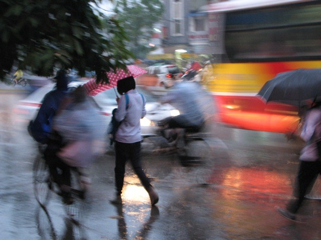 Những bạn trẻ đi dưới trời mưa để 'thỏa mãn' cơn khát mưa và chấm dứt những ngày nắng nóng trên 40 độ C