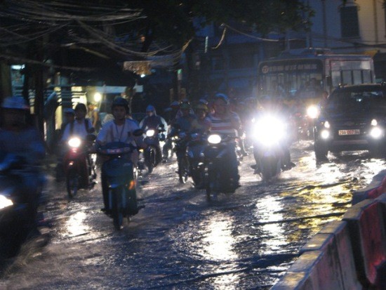 Sau cơn mưa khoảng 20 phút, một số tuyến đường ở Hà Nội bị ngập cục bộ